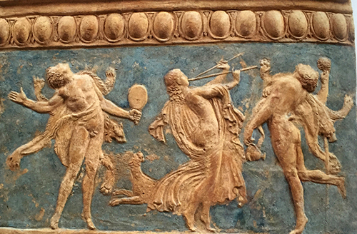  Placa de terracota: taso dionisaco.
Siglos 1 a. C.- 1 d. C. Italia.
